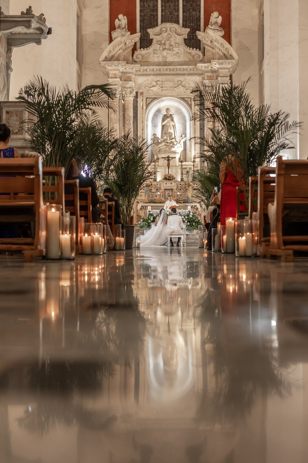 Ceremonia de boda con velas en iglesia colonial de Cartagena