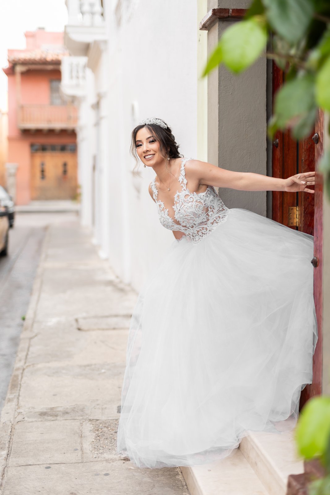 Novia asomada en callejón blanco de Cartagena