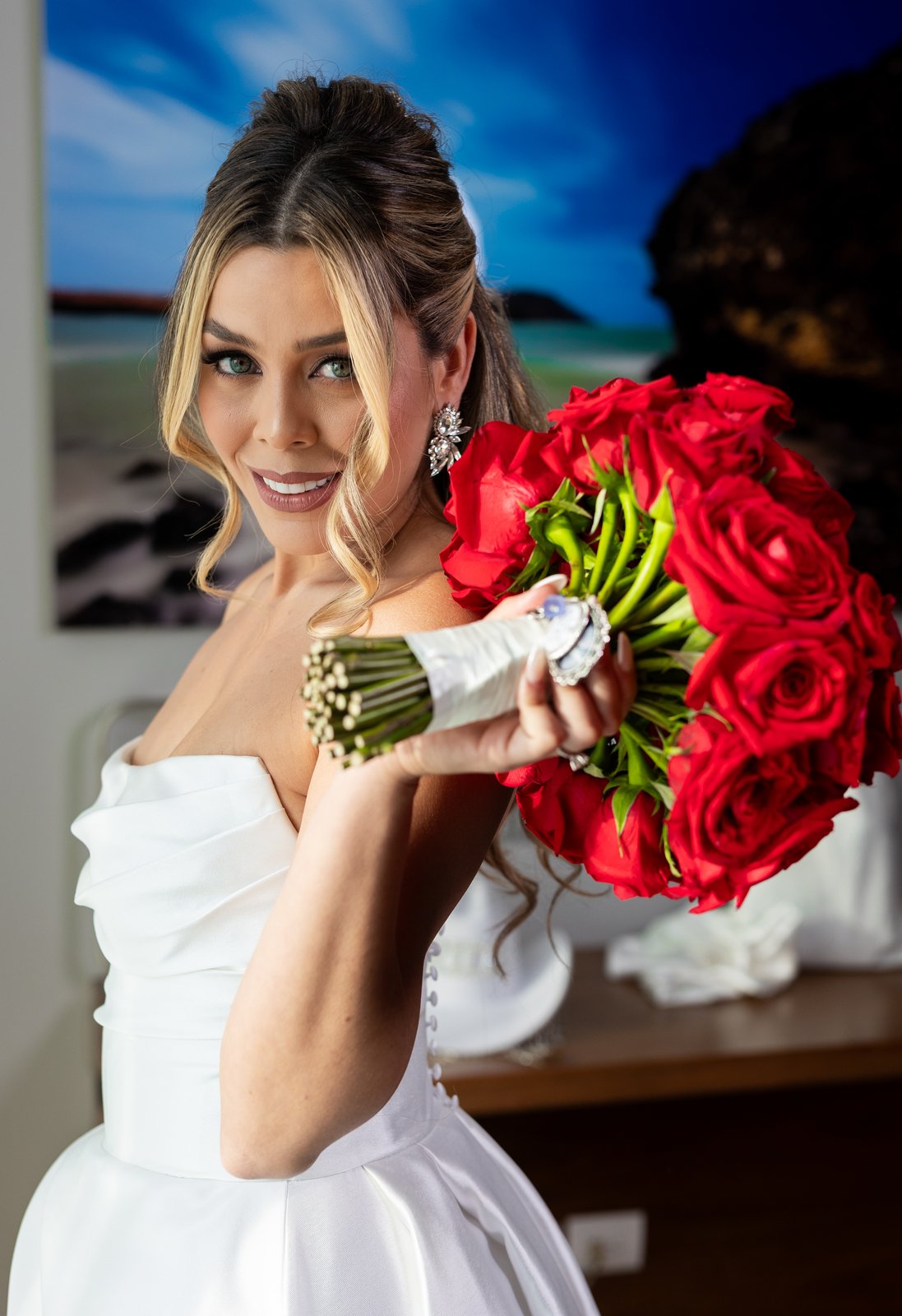 Novia sosteniendo ramo de rosas rojas