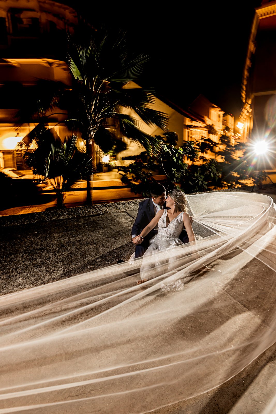 Pareja con velo en movimiento en calle nocturna de Cartagena