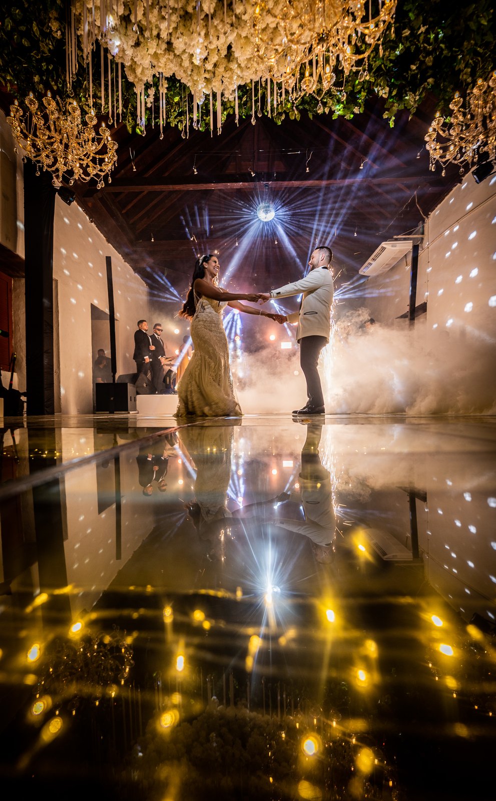 Pareja bailando con humo y chispas pirotécnicas en recepción de boda en Cartagena